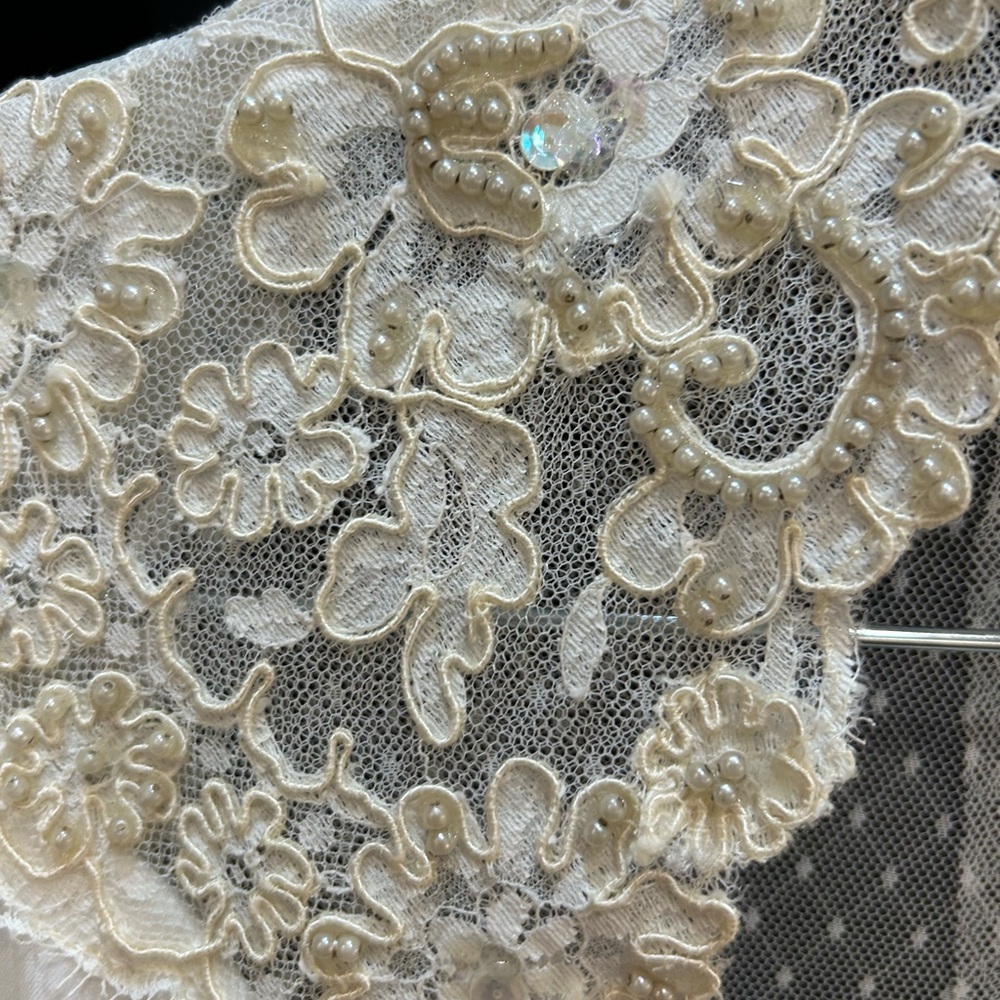 Vintage Ivory Lace Bridal Gown with train no size tag XS? Has union tag 70’s - Picture 3 of 16
